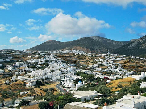 Apollonia and Katavathi villages of Sifnos. By Jon Corelis - Own work, CC BY-SA 3.0, https://commons.wikimedia.org/w/index.php?curid=10406170