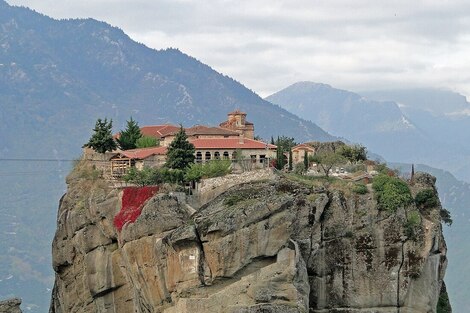 Monastery of the Holy Trinity, Meteora. By Bernard Gagnon - Own work, CC BY-SA 4.0, https://commons.wikimedia.org/w/index.php?curid=85448145
