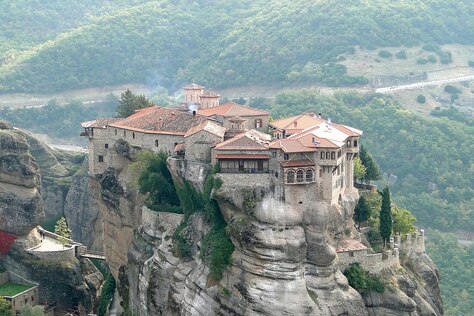 The Monastery of Varlaam, Meteora. By Bernard Gagnon - Own work, CC BY-SA 4.0, https://commons.wikimedia.org/w/index.php?curid=85450536